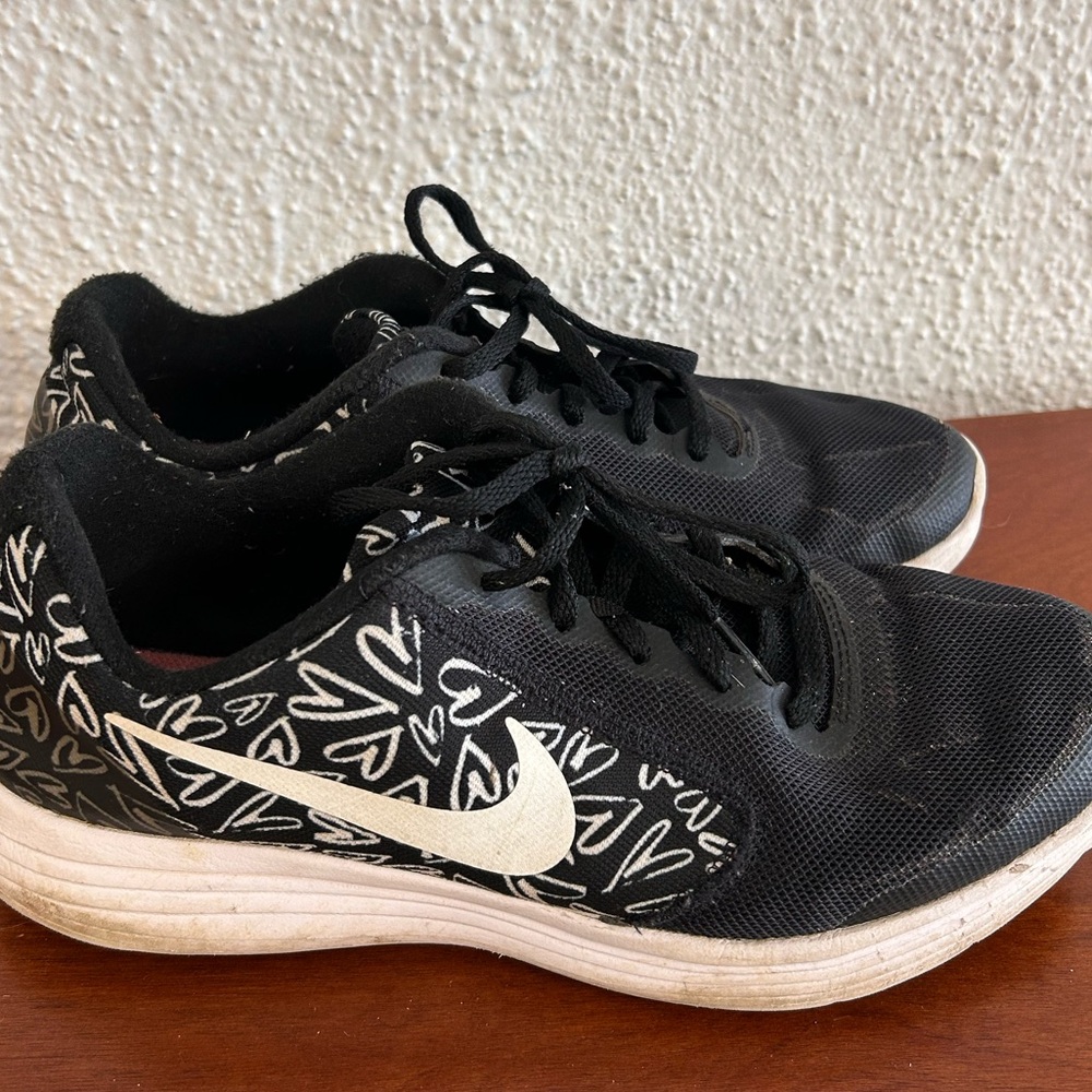 Nike Women’s Revolution 3‎ Black White Heart Pattern Sneakers size 6.5 Y